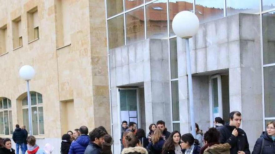 Estudiantes en el exterior del Campus Viriato.