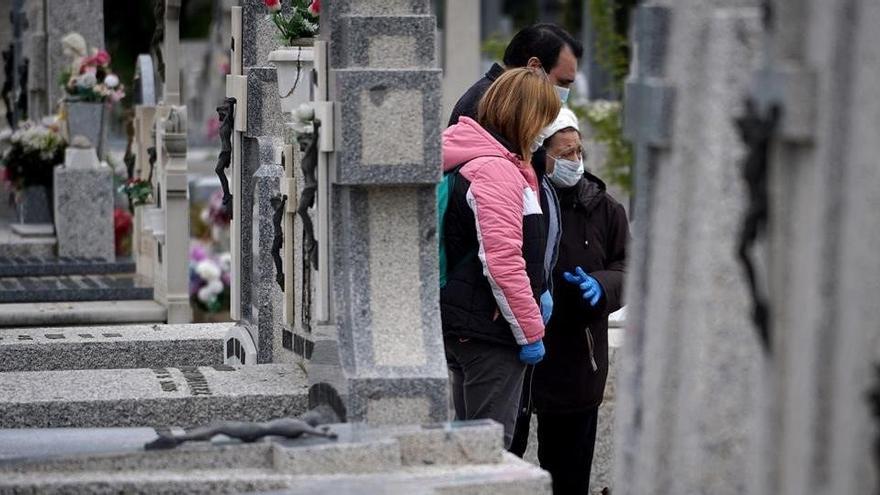 Un entierro reciente de una víctima de Covid-19 en un cementerio de Madrid