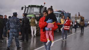 Armenios desplazados de Nagorno-Karabaj llegan a un centro de registro en Armenia.