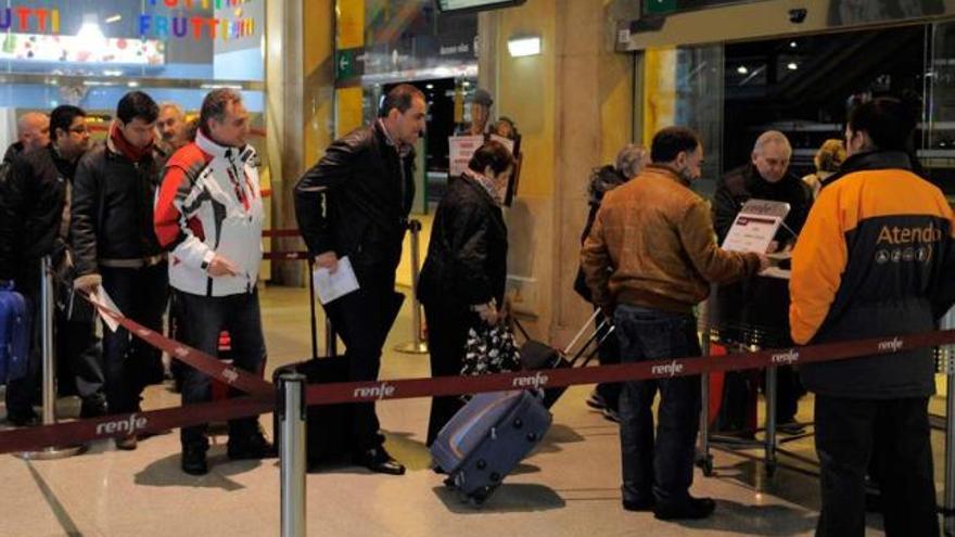 Varios pasajeros, a primera hora de la tarde de ayer, haciendo cola en la estación de Oviedo para subir al Alvia.