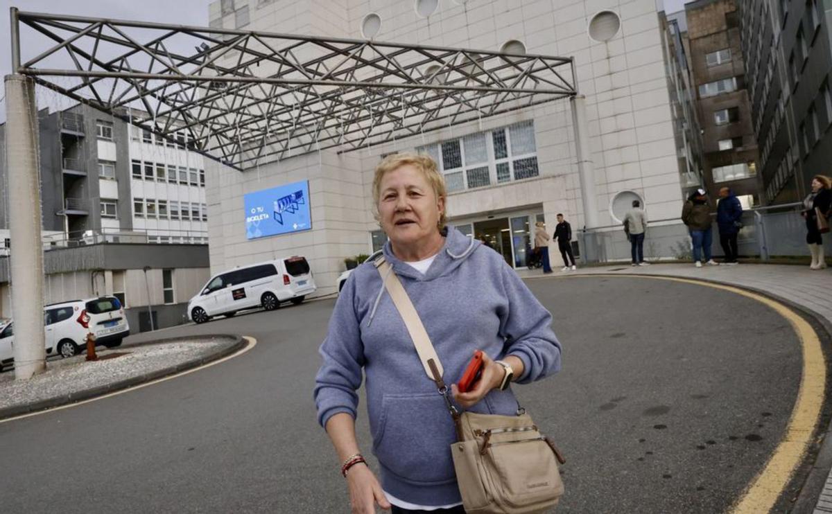 Desde arriba, Emilia Suárez, a las puertas del Hospital de Cabueñes de Gijón; Rocío Gutiérrez y Sheila Celestino salen del centro de salud de Llano Ponte, en Avilés; y Constantino Iglesias, junto al centro de salud de Sama, en Langreo.  | MARCOS LEÓN / MIKI LÓPEZ