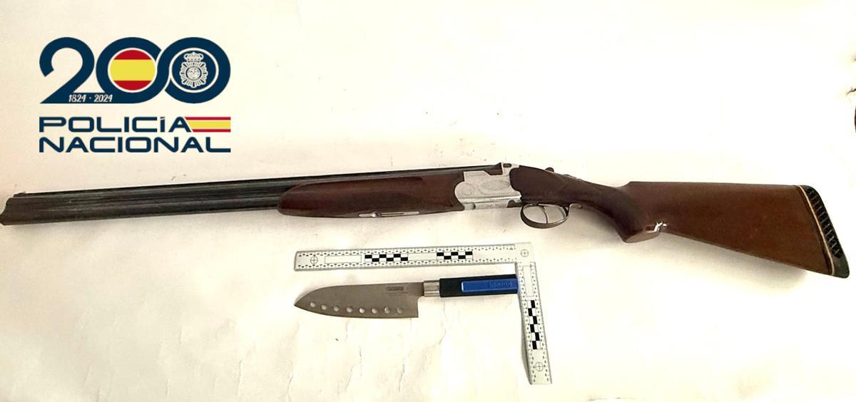La escopeta y el cuchillo intervenidos por la Policía Nacional.
