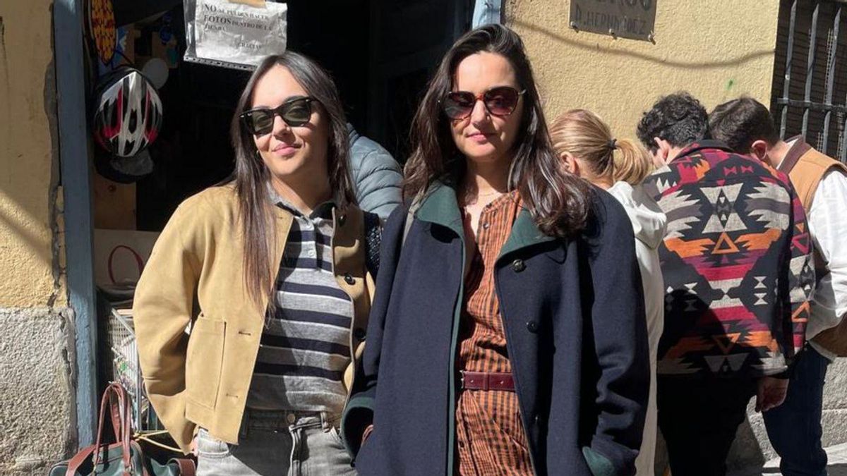 Seijas (derecha) en el Rastro de Madrid, con su hija.