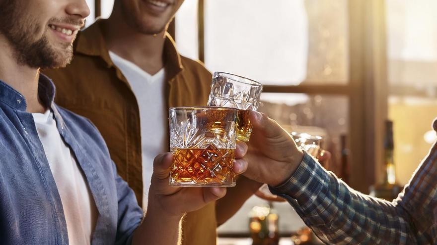 Entre amigos y atardeceres, así se saborea el nuevo ron premium que ha llegado a Asturias