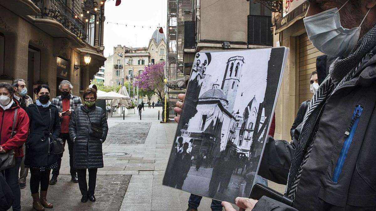 Vilà mostra una imatge de l&#039;església de Sant Pere Màrtir durant el recorregut pels espais enderrocats