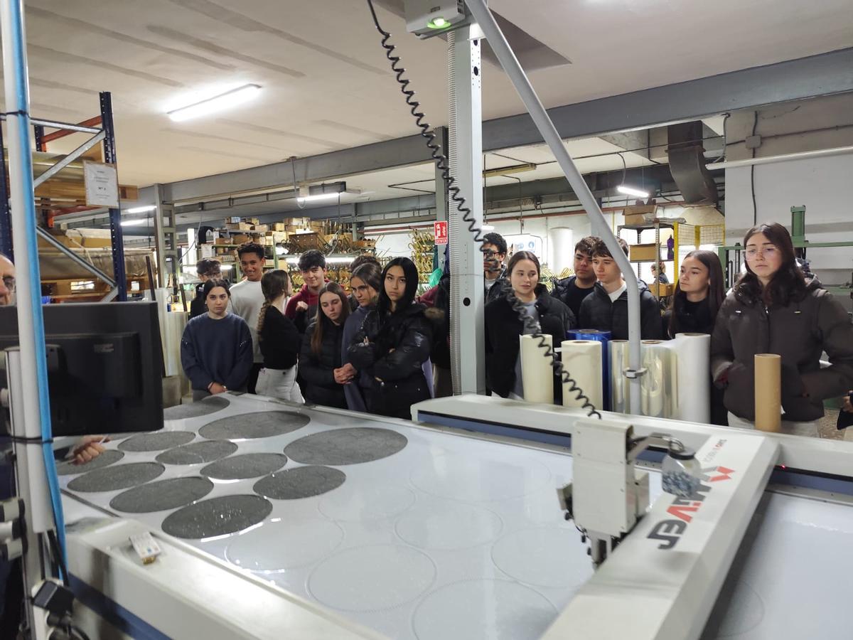 L’alumnat de l'institut d'Aldaia, durant la visita a Honsuy, observant com es fabriquen les membranes dels tambors.