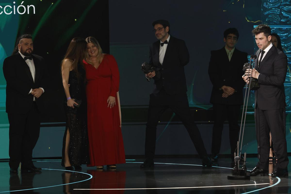 El guionista Lluis Quilez (d) y su equipo ganan el Goya al mejor corto de ficción por La gran obra.jpg