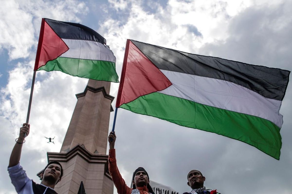 EPA294  PUTRAJAYA  MALASIA   22 12 2017 - Manifestantes ondean la bandera palestina durante una protesta contra la decision del presidente estadounidense  Donald Trump  de reconocer Jerusalen como capital israeli  en Putrajaya  Malasia   hoy 22 de diciembre de 2017  El primer ministro malasio  Najib Razak  lidero la manifestacion  organizada en solidaridad con el pueblo palestino por la controvertida decision  EFE  Fazry Ismail