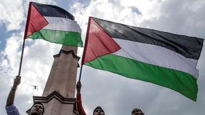 Manifestantes ondean la bandera palestina durante una protesta contra la decision del presidente estadounidense Donald Trump de reconocer Jerusalen como capital israeli en Putrajaya Malasia, en una foto de archivo. 