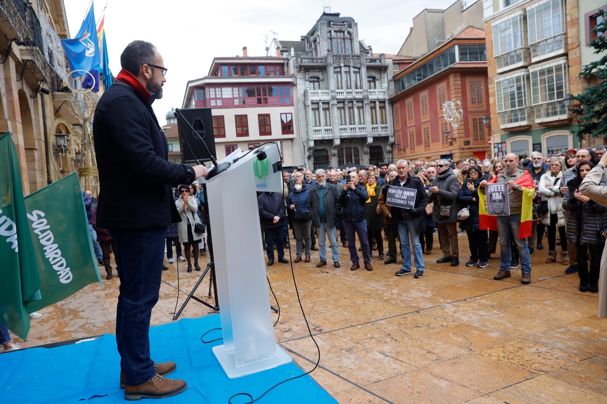 EN IMÁGENES: Vox exige elecciones generales al grito de "Sánchez vete ya" en la plaza del Ayuntamiento de Oviedo