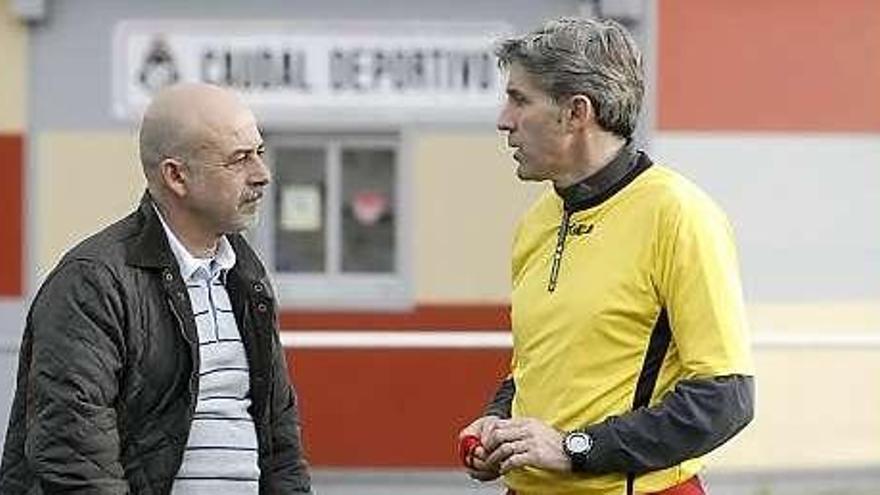 Paco Fernández, a la derecha, conversa con Roberto Ardura.