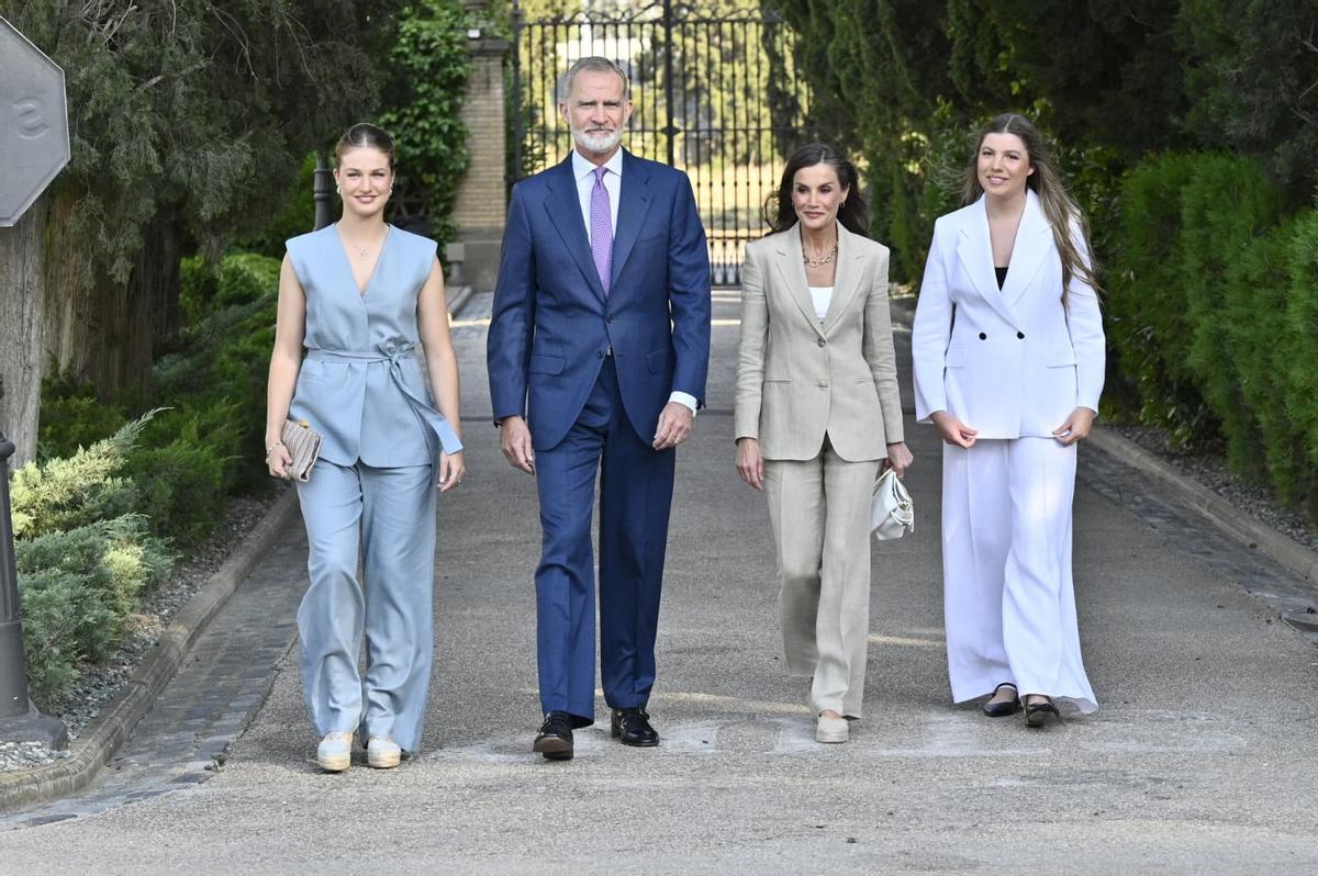 En imágenes | Los reyes Felipe VI, Letizia y la princesa Leonor arropan a la infanta Sofía en su primer discurso en solitario en Zaragoza En imágenes | Los reyes Felipe VI, Letizia y la princesa Leonor arropan a la infanta Sofía en su primer discurso en solitario en Zaragoza