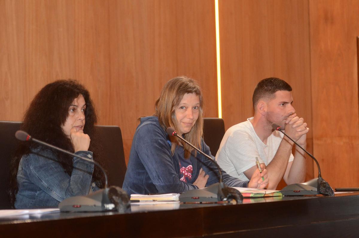 Gabriele von Hundelshausen (en el centro) junto a dos de sus compañeros de corporación
