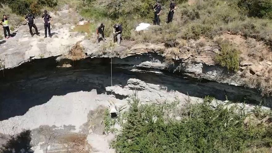 Extracción de sacos con sustancias estupefacientes en uno de los barrancos.