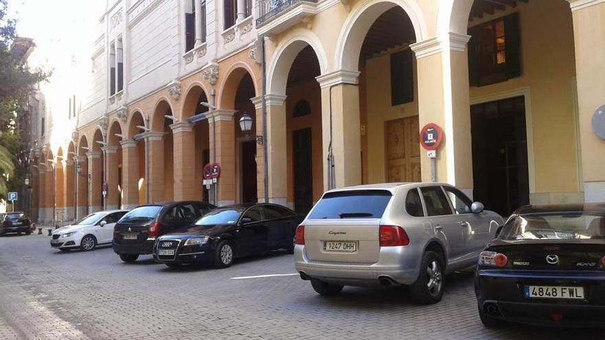 Estacionamiento reservado para vehículos oficiales frente al Parlament en la calle Palau Reial.