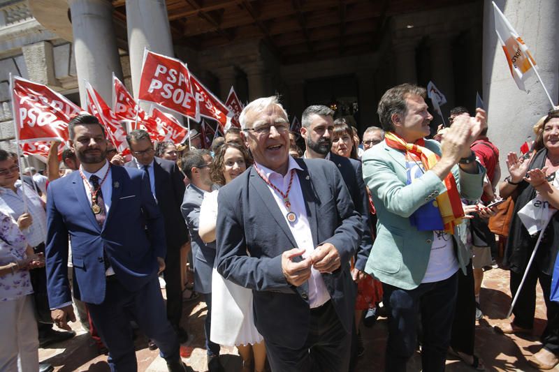 Baño de masas de Ribó y Gómez tras la constitución del ayuntamiento