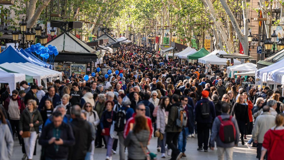 Ambiente en La Rambla de Barcelona en el dia de Sant Jordi