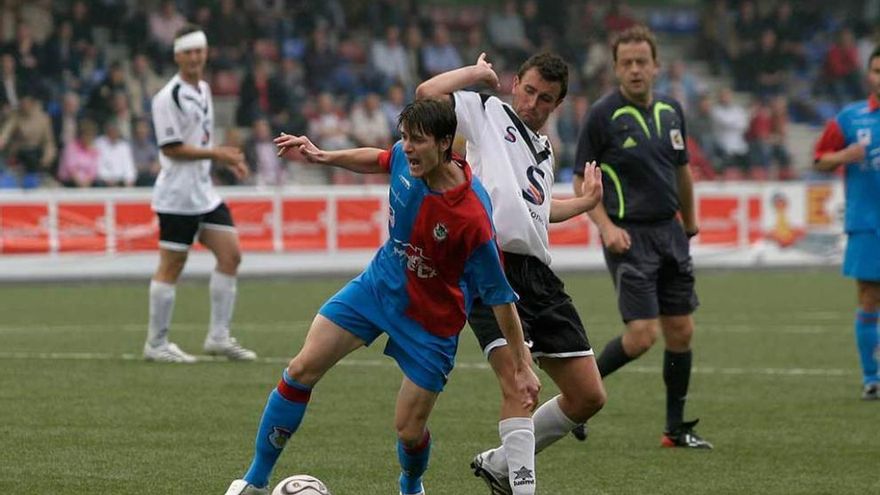 Piero, del Langreo, controla el balón en el choque ante el Mazarrón.