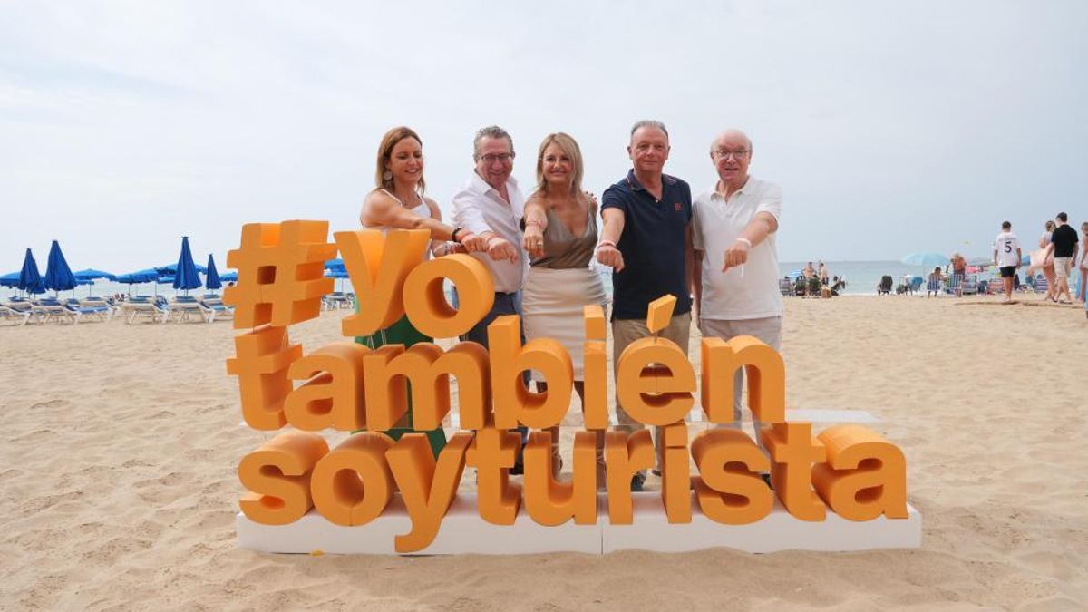 Nuria Montes, en el centro, durante la presentación de la campaña en Benidorm, hoy