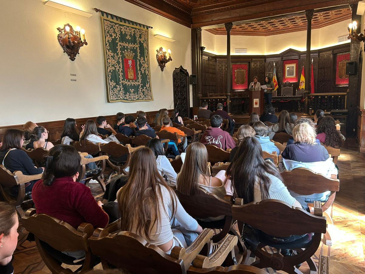 La alcaldesa, Mª Carmen Climent, dirigiéndose a los alumnos.