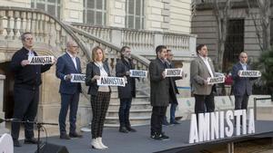 Los políticos presos Forn, Forcadell, Romeva, Sanchez, Cuixart, Junqueras, Rull, Turull y Bassa, en los jardines del Palau Robert tras leer un manifiesto en favor de la amnistía.