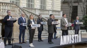 Los políticos presos Forn, Forcadell, Romeva, Sanchez, Cuixart, Junqueras, Rull, Turull y Bassa, en los jardines del Palau Robert tras leer un manifiesto en favor de la amnistía.