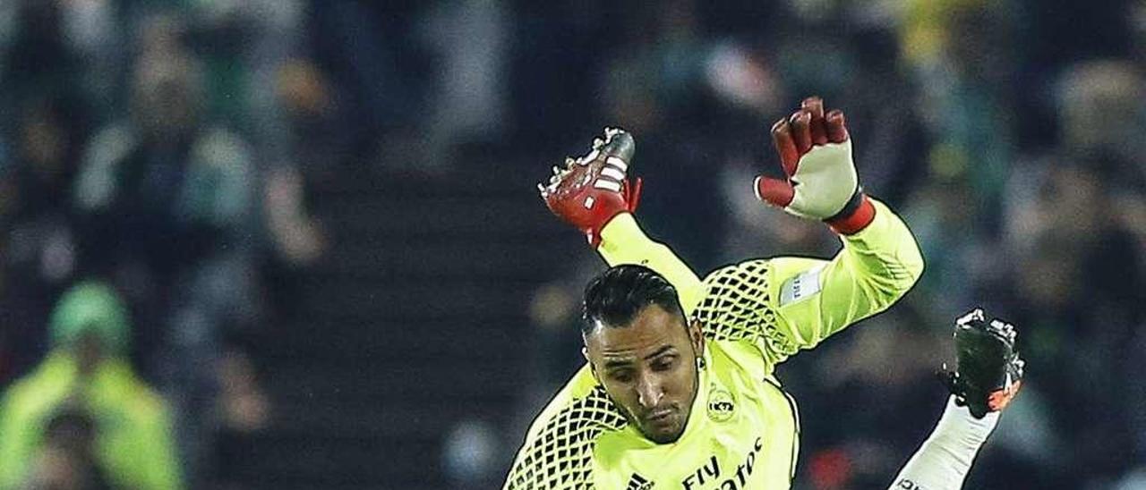 Fabricio, Keylor Navas y Sergio Ramos, en una disputa por el balón. // Yuya Shino