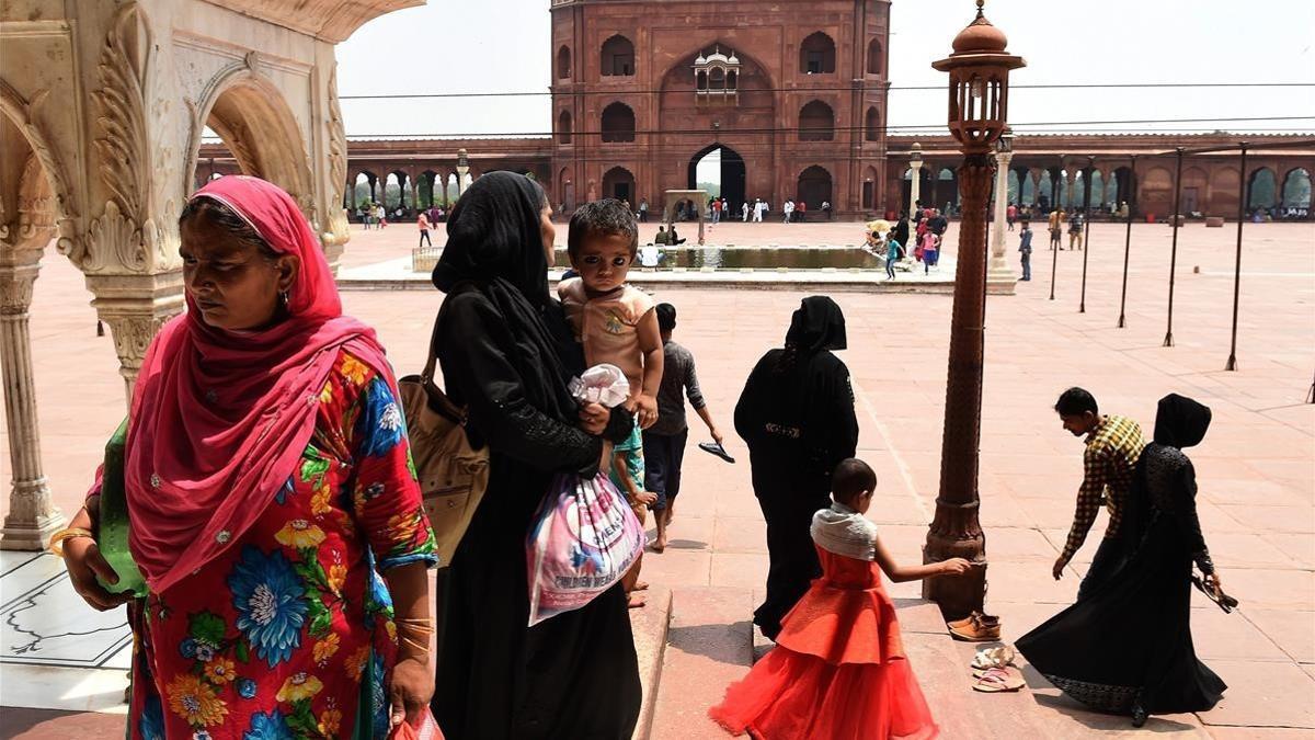Mujeres musulmanas indias visitan la mezquita de Jama Masjid el 22 de agosto, el día en que se prohibe la controvertida práctica del 'triple talaq'.