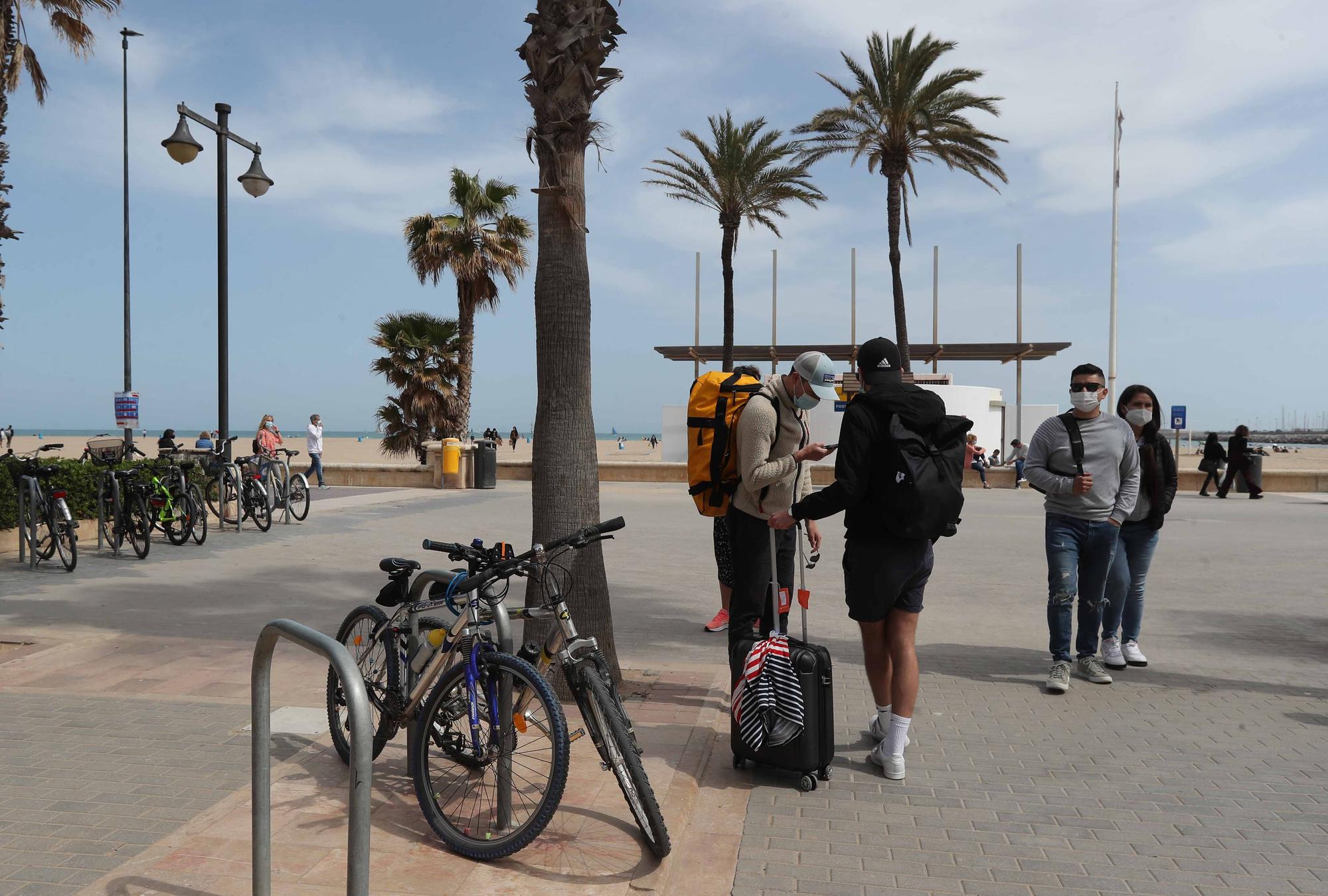 Playas, paseos y terrazas, llenos por el buen tiempo