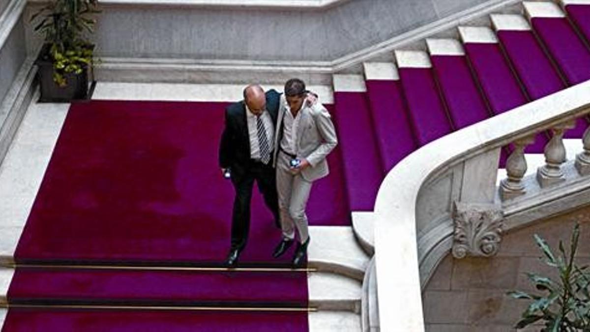 El diputado del PP Daniel Sirera (izquierda) consuela al diestro Serafín Marín, ayer, en las escaleras del Parlament.