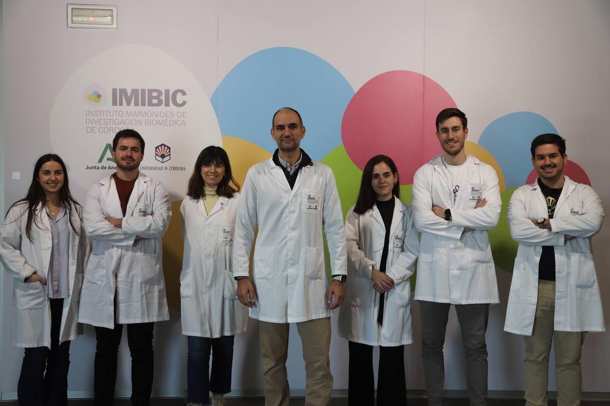 Manuel Gahete, en el centro, con investigadores del grupo Hepatología Molecular, que coordina en el Imibic.