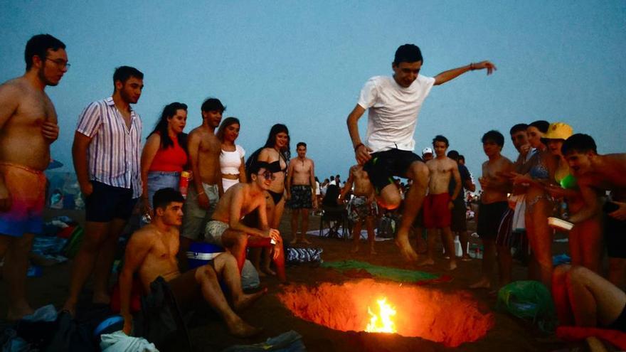 Las hogueras de San Juan iluminan las playas de Valencia