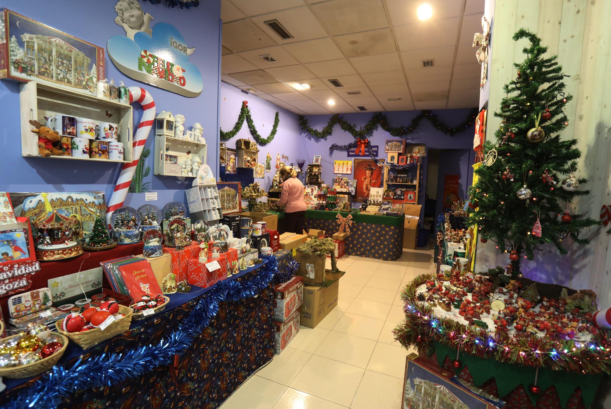 Las calles y los comercios de Zaragoza preparan su decoración navideña