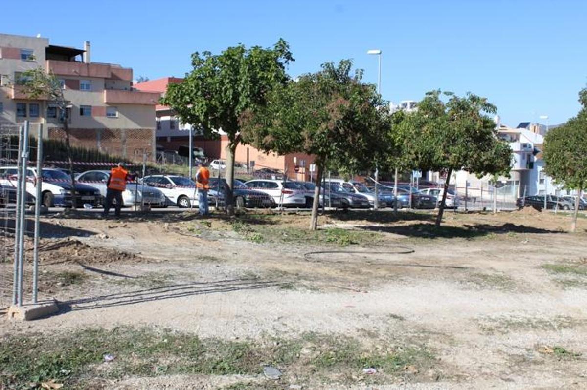 Imagen de los trabajos previos en la zona donde se construirá el primer parque para perros de Alhaurín de la Torre.