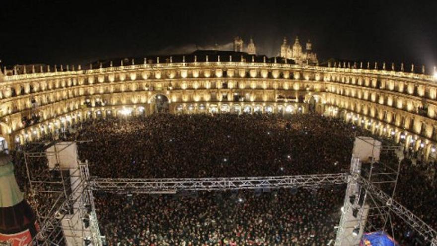 20.000 universitarios adelantan la Nochevieja en Salamanca