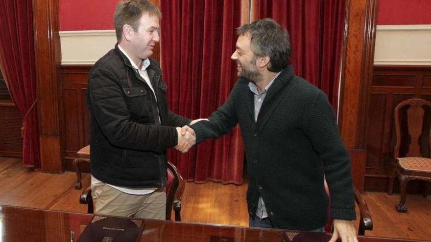 Benito Portela (izda.) y Xulio Ferreiro, ayer, tras la firma del convenio.