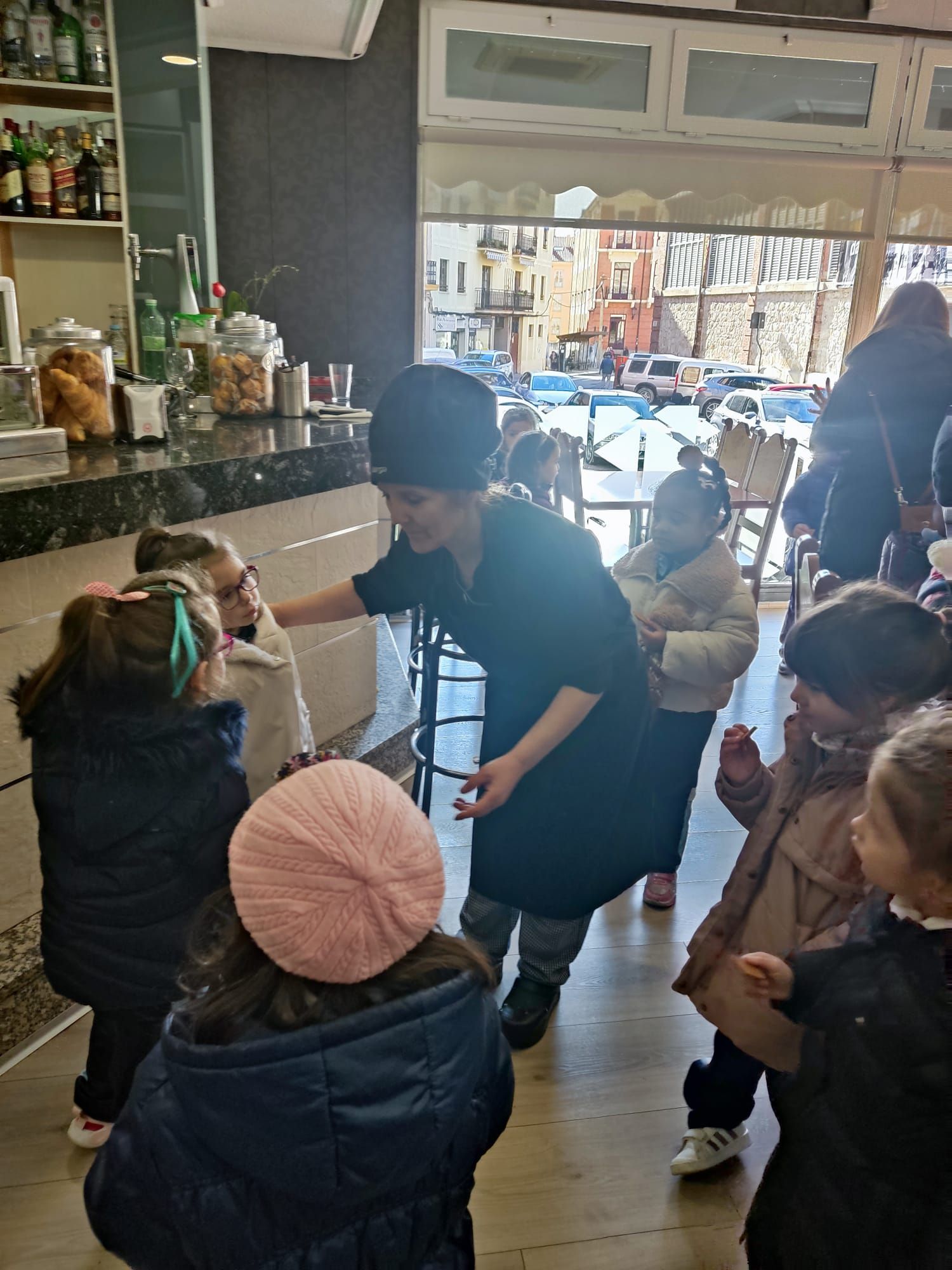 GALERÍA | Visita inesperada en el Mercado de Abastos: los niños de Infantil del Sagrado Corazón de Jesús