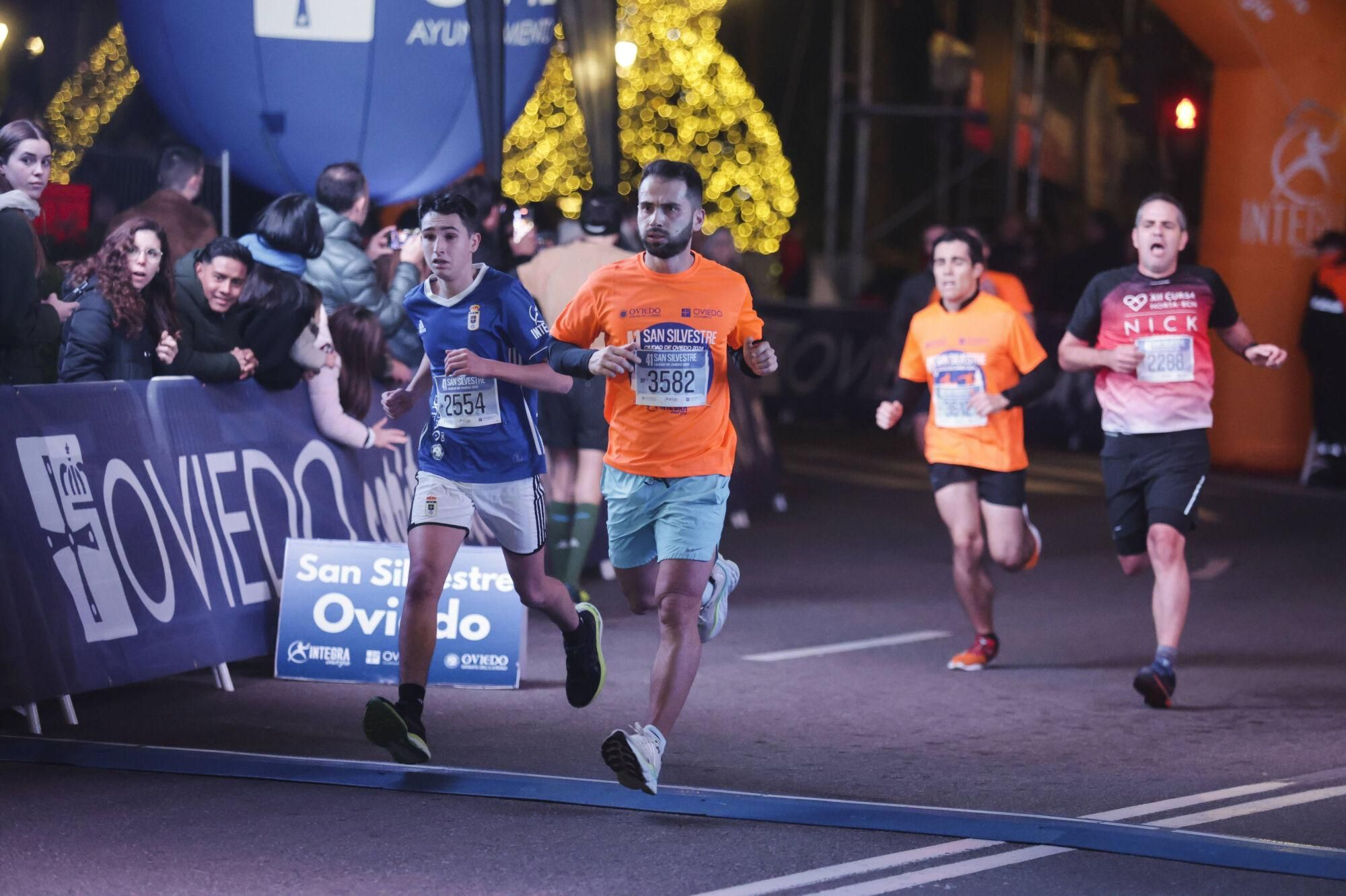 EN IMÁGENES: Alejandro Onís y Mariam Benkert saltan del segundo al primer puesto en la San Silvestre de Oviedo