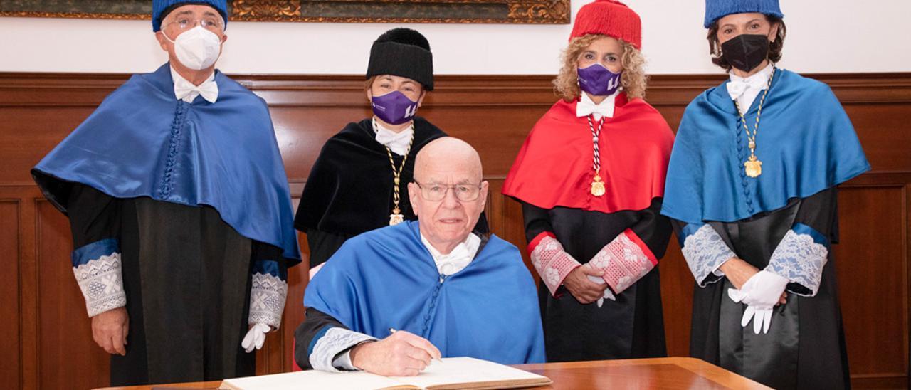 El químico Barry Sharpless acompañado por las autoridades de la ULL durante la ceremonia de ‘honoris causa’