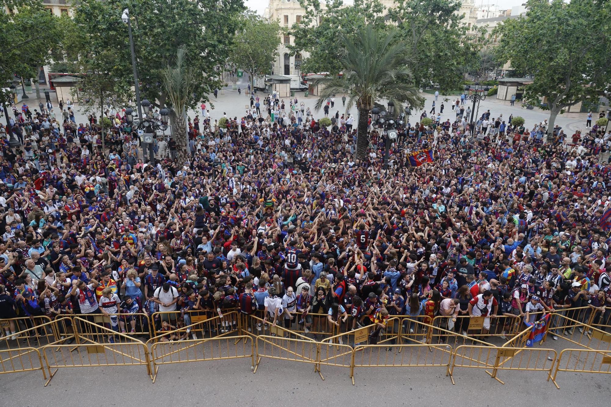 Todas las fotos de la rúa del Levante UD por su ascenso a Primera División