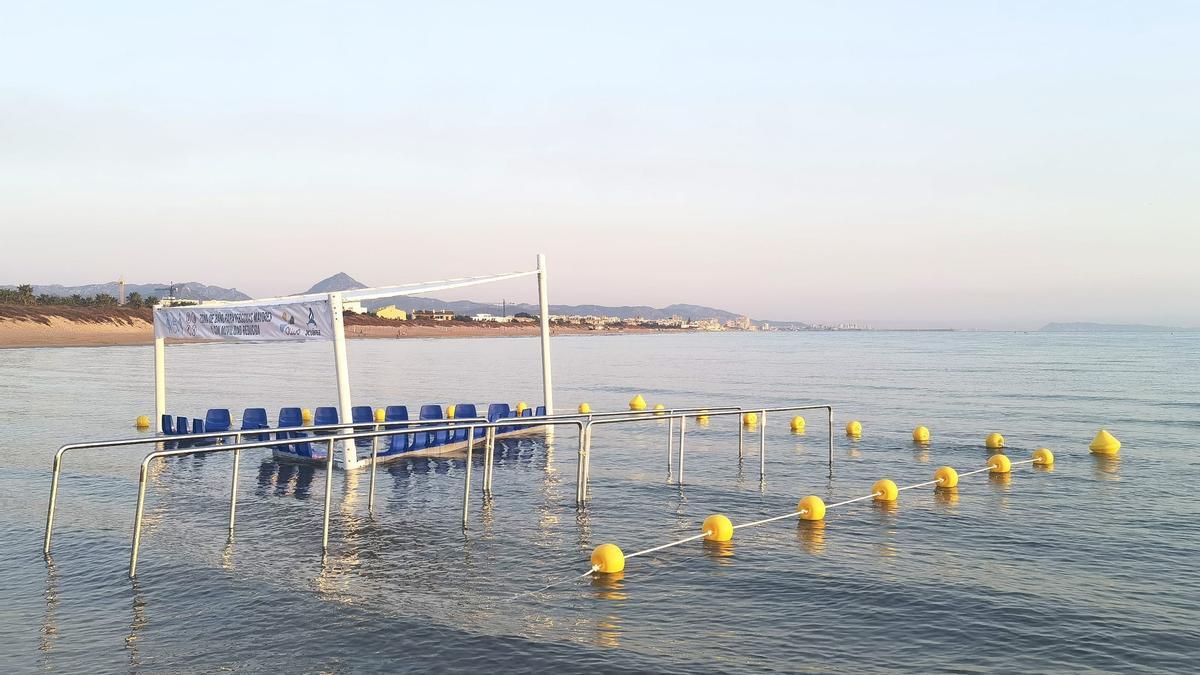 La nueva plataforma para personas con movilidad reducida instalado en la playa de Oliva.