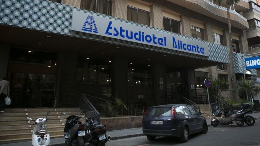 Fachada del estudiotel donde se produjo el incidente.