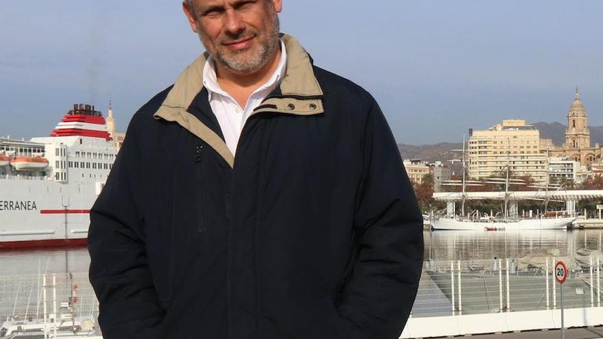 El arquitecto malagueño y columnista de La Opinión de Málaga cada sábado, a comienzos de año en un rincón del puerto de Málaga.
