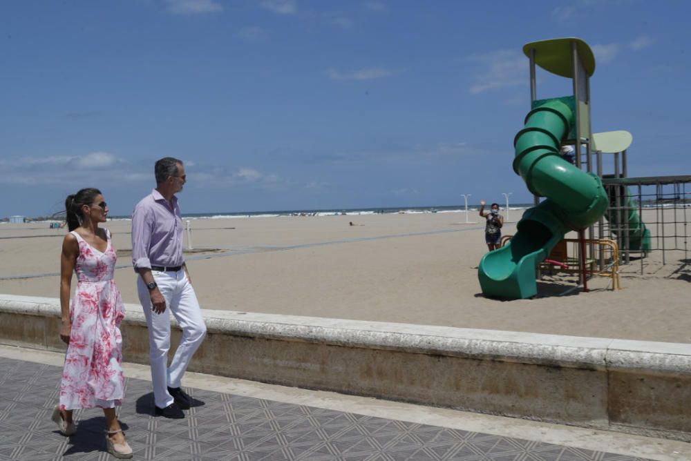 Letizia y Felipe en Valencia: los reyes pasean por la playa de Las Arenas