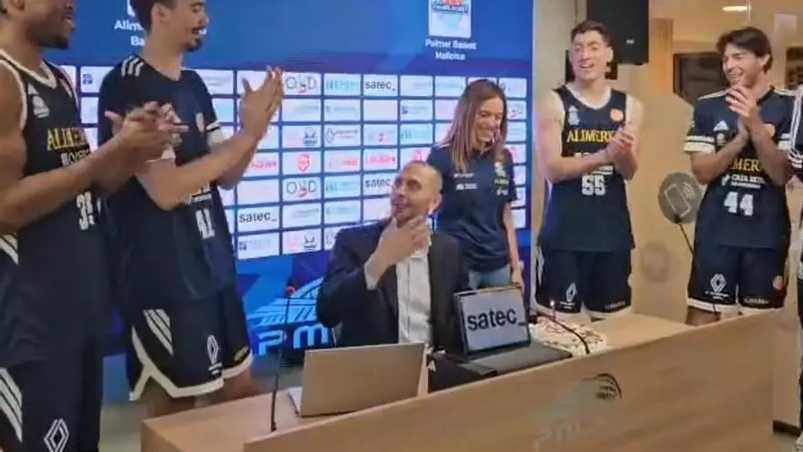 El Oviedo Baloncesto celebra la victoria con una emotiva sorpresa a Javi Rodríguez en su cumpleaños