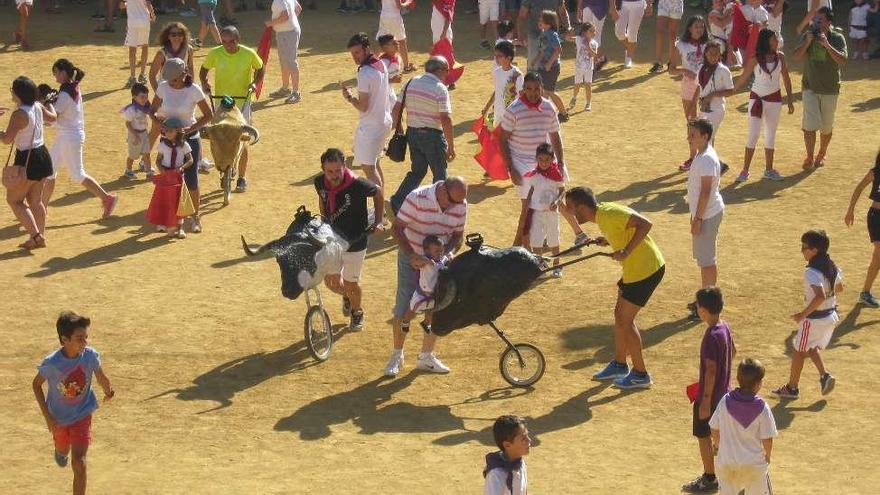 Pequeños aficionados vibran con el encierro ecológico celebrado por las calles y en la plaza de toros