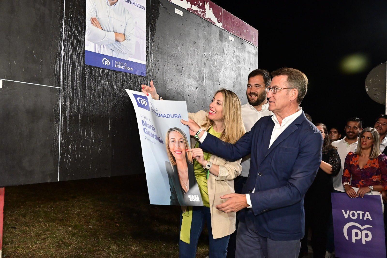 FOTOGALERÍA | Así fue la 'pegada' de carteles en Extremadura