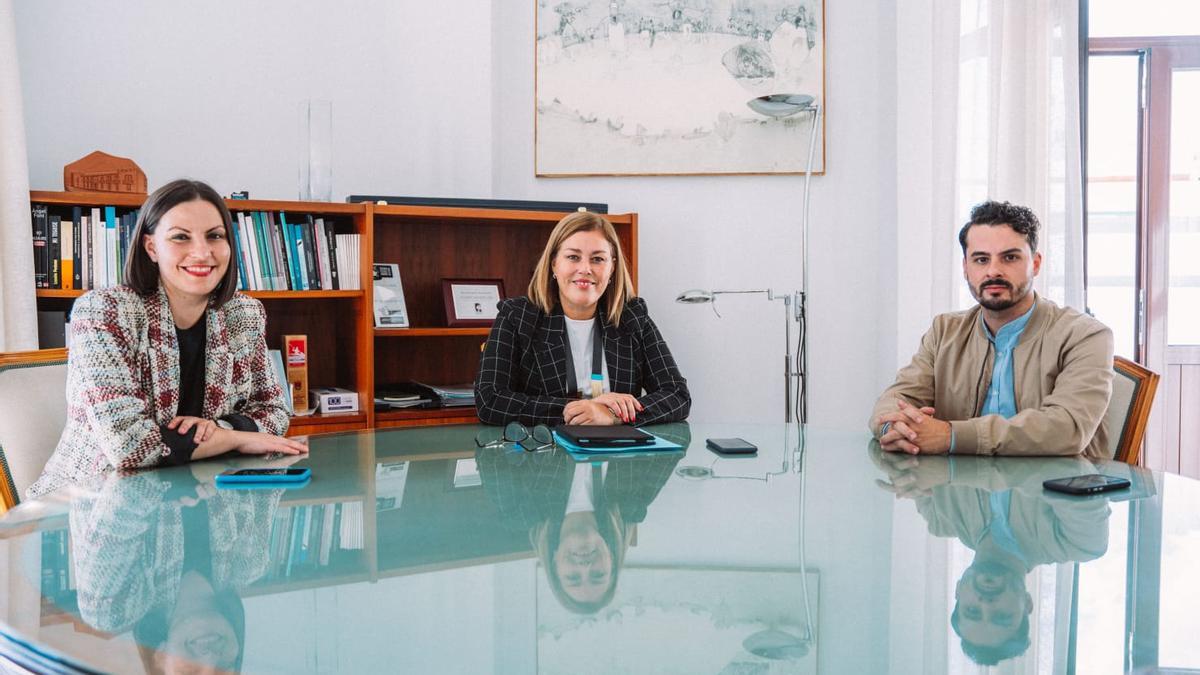 Migdalia Machín, Astrid Pérez y David Toledo, hoy, en la Alcaldía de Arrecife.