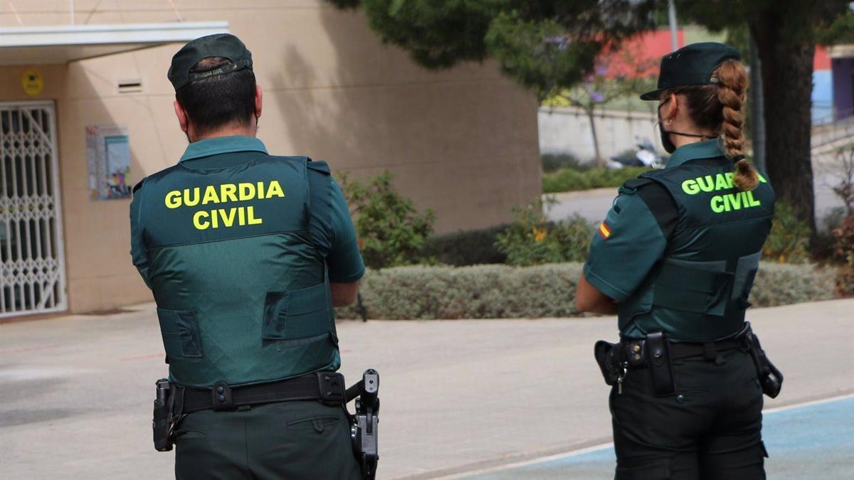 Dos agentes de la Guardia Civil