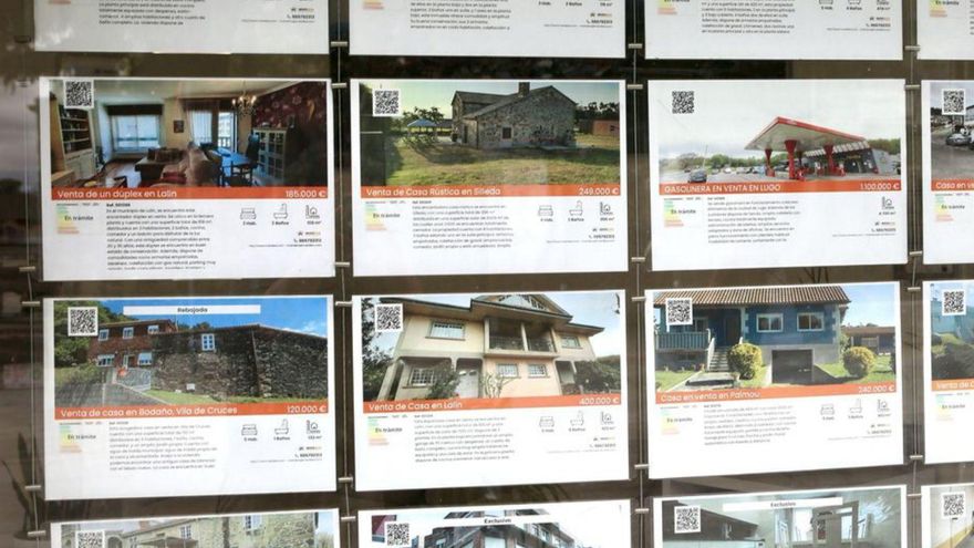 Carteles en una inmobiliaria de Lalín. | Bernabé/Ángel Abeledo